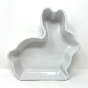 Chantal White Gloss Ceramic/Stoneware Bunny Bakeware Holds 1 Quart Super Cute!